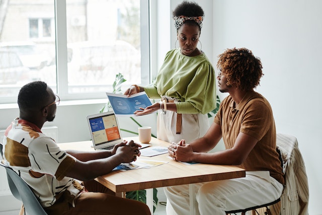 three people discussing online advertising